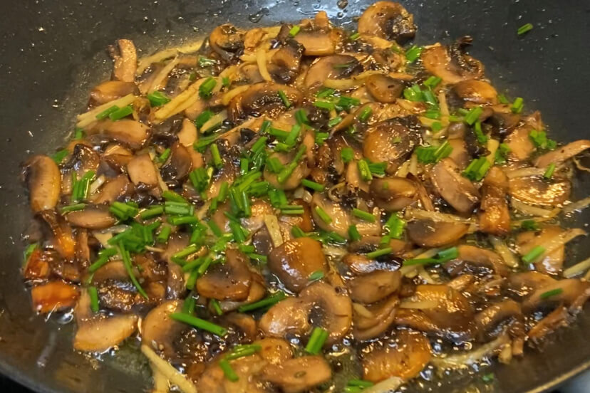 Fried mushroom-ginger with fresh chives on top